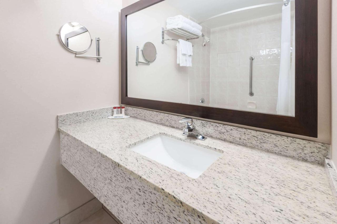 Ramada By Wyndham Edmonton South Hotell Eksteriør bilde